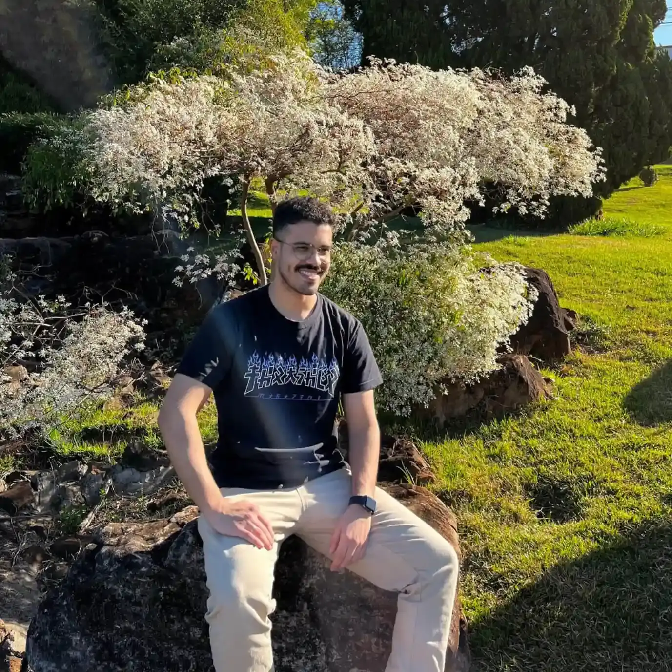 Pedro Satin em um parque com árvores no fundo