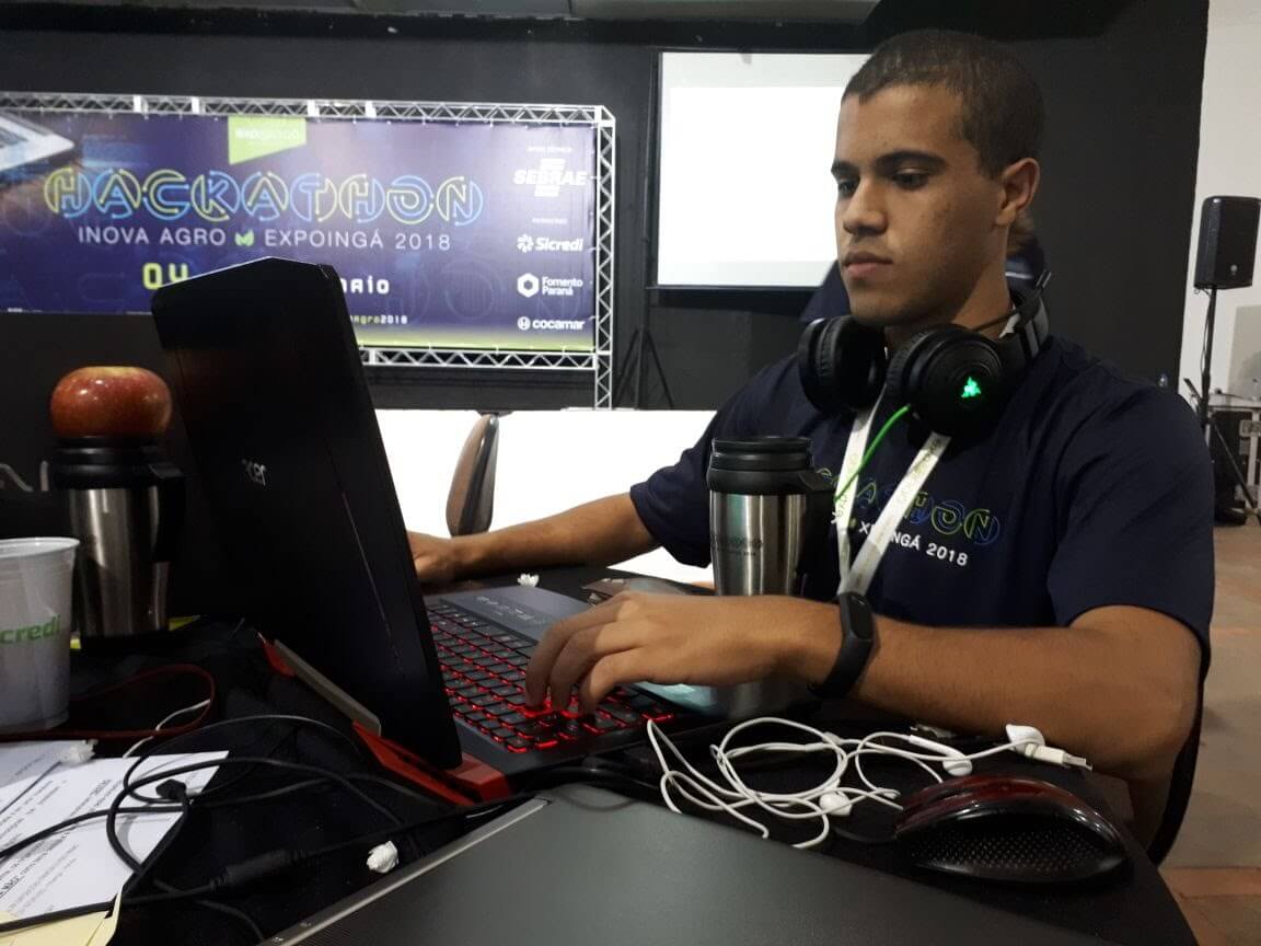 Pedro Satin participando de uma maratona de programação.